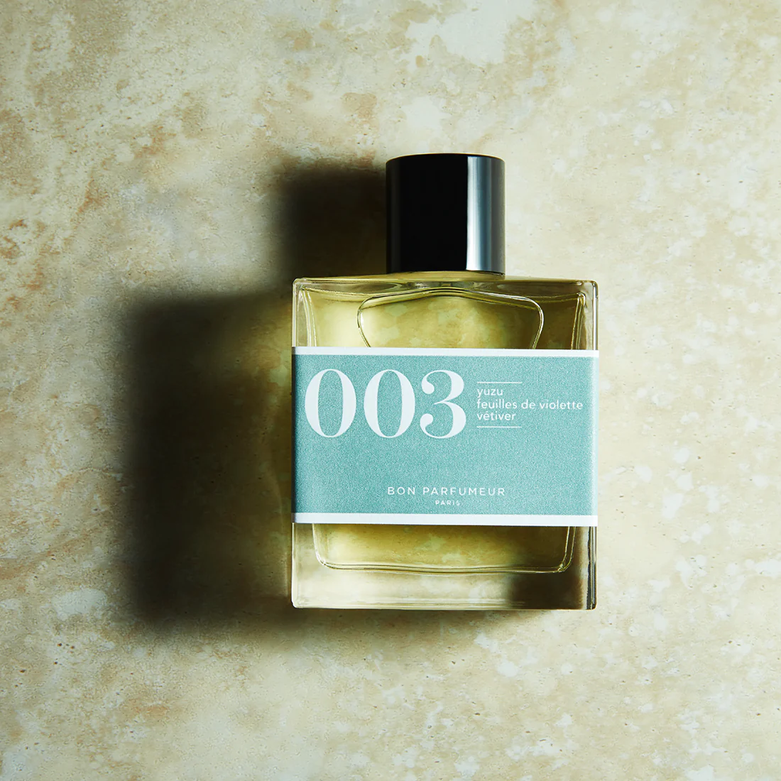un parfum d'été hespéridé et fruité, riche en yuzu, feuilles de violette et vétiver, conçu pour femmes et hommes, disponible chez KAMS PARIS