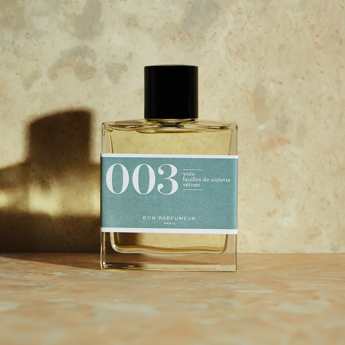 un parfum d'été hespéridé et fruité, riche en yuzu, feuilles de violette et vétiver, conçu pour femmes et hommes, disponible chez KAMS PARIS