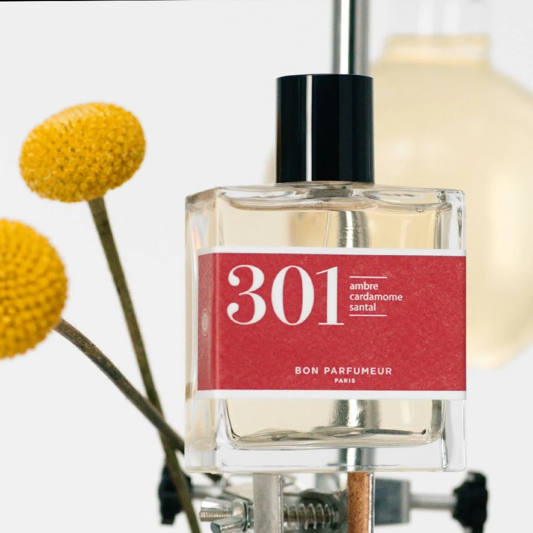 un parfum épicé et boisé avec des notes riches et intenses qui dévoilent des nuances douces et lactées, disponible chez KAMS PARIS