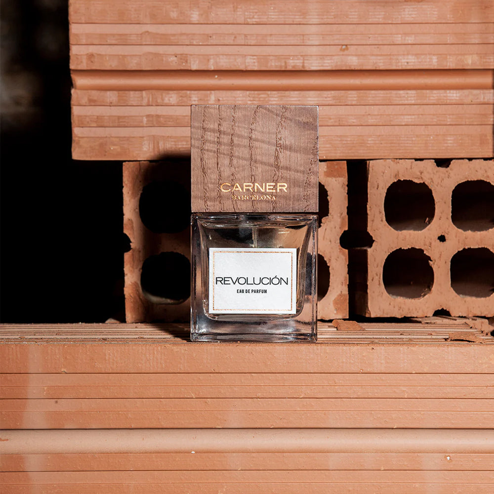 un parfum d'exception cuiré et boisé de la maison espagnole CARNER BARCELONA, disponible dans la parfumerie de niche KAMS PARIS