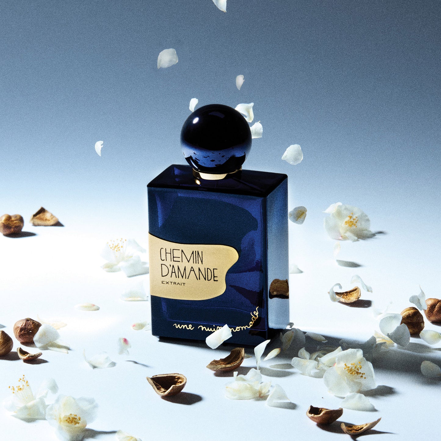 UNE NUIT NOMADE chemin d'amande est un extrait de parfum amandé et gourmand, disponible dans la parfumerie de niche KAMS PARIS
