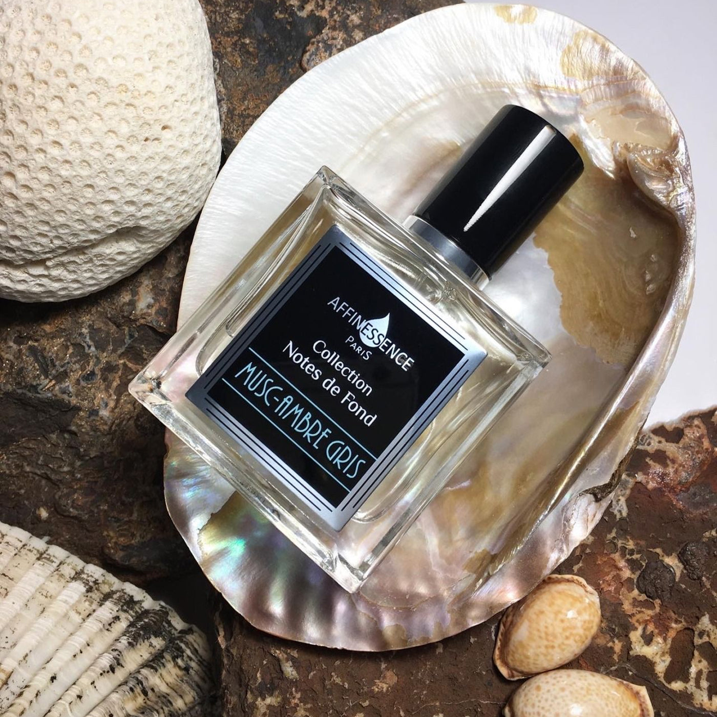 un parfum musqué et cuiré de la haute parfumerie AFFINESSENCE, disponible chez KAMS PARIS