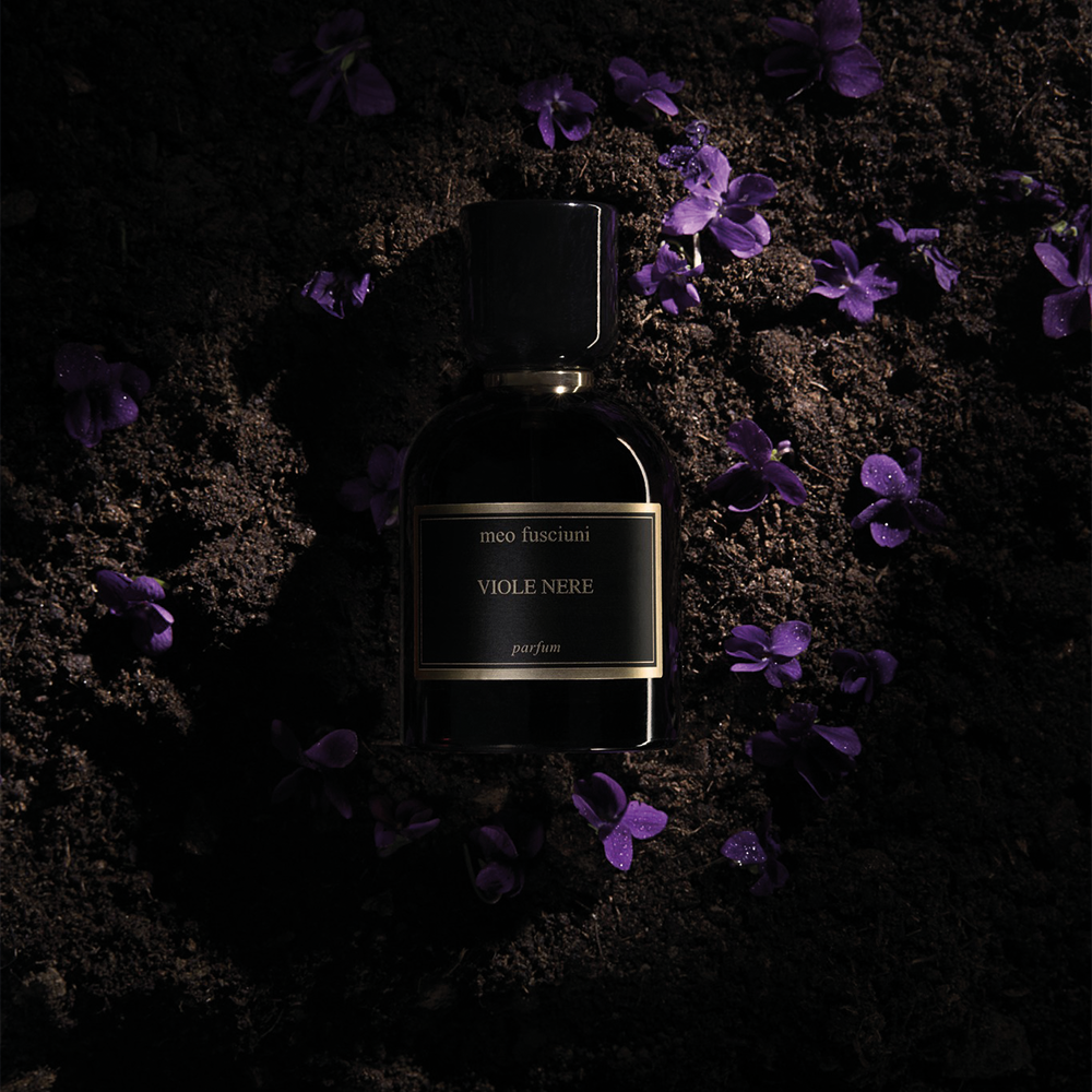 Viole Nère, un extrait de parfum de niche poudré de la maison italienne Meo Fusciuni, à retrouver dans la parfumerie de niche KAMS PARIS