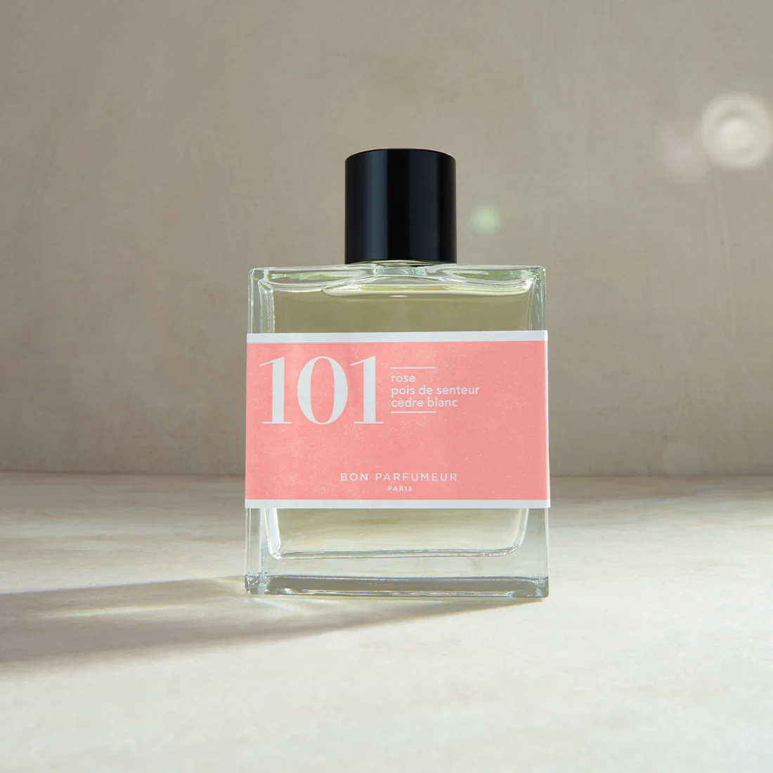 un parfum floral et poudré femme pas cher, riche en rose, pois de senteur et cèdre blanc