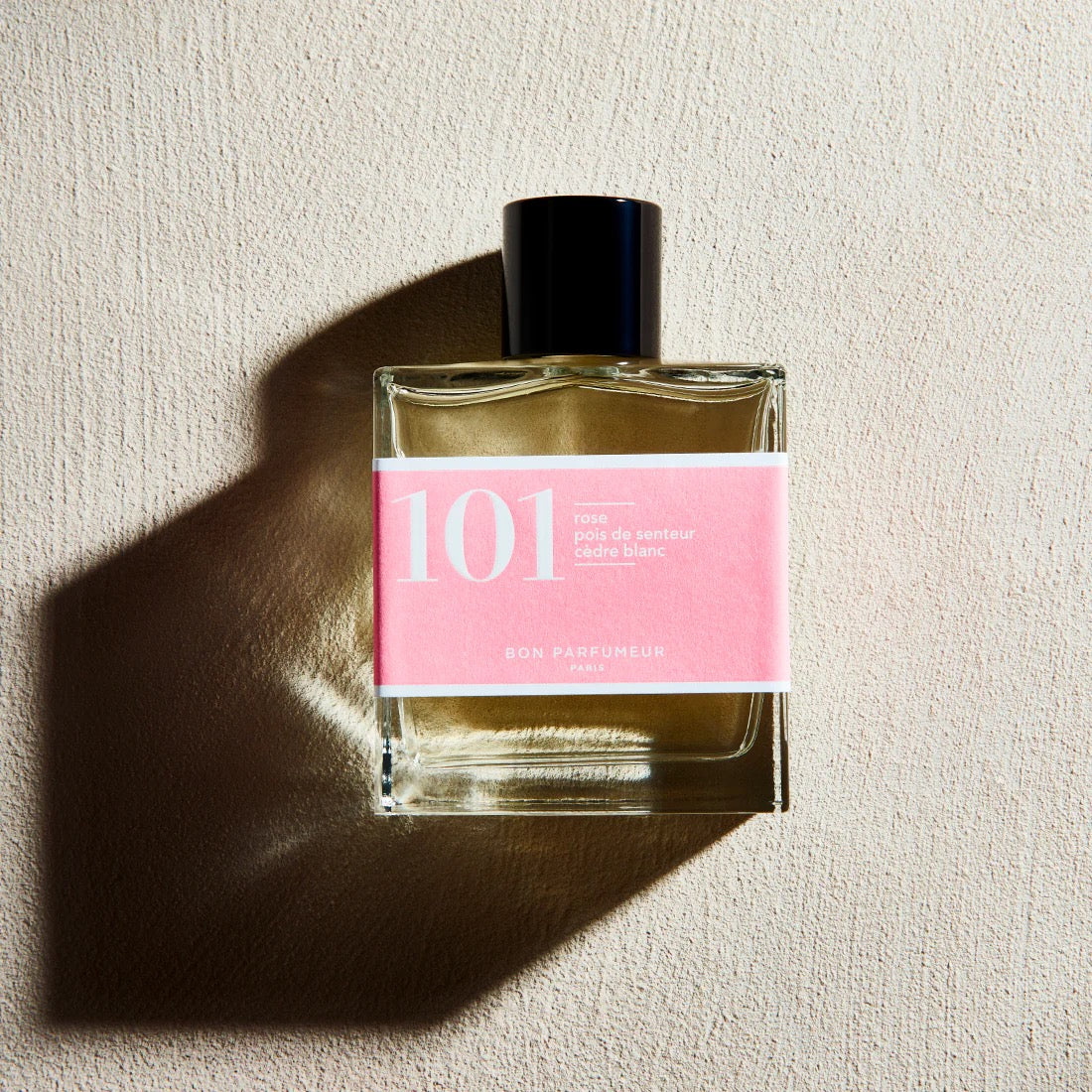 un parfum floral et poudré femme pas cher, riche en rose, pois de senteur et cèdre blanc, disponible chez KAMS PARIS