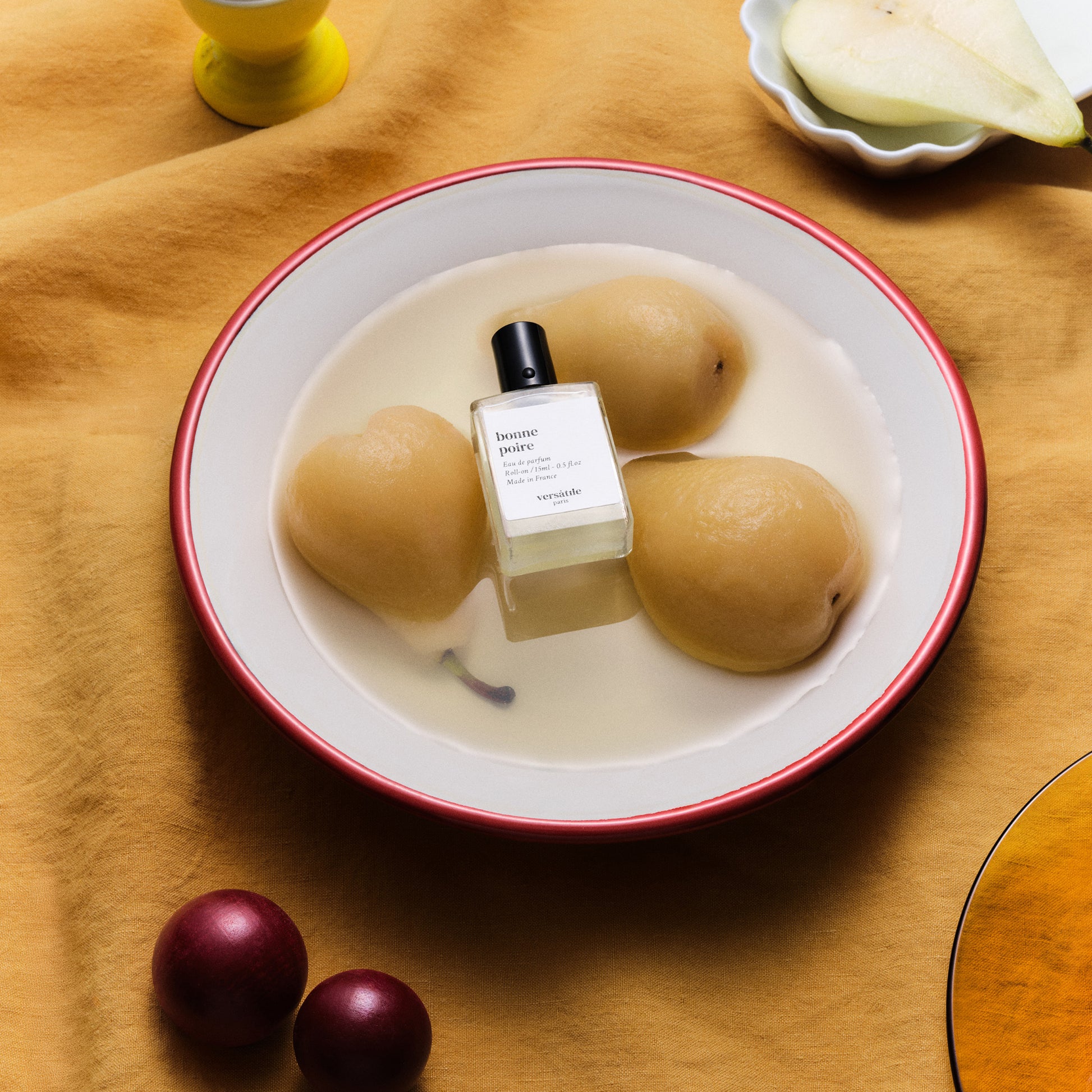 Bonne poire est un parfum gourmand et fruité de la maison française VERSATILE, disponible dans la parfumerie KAMS PARIS