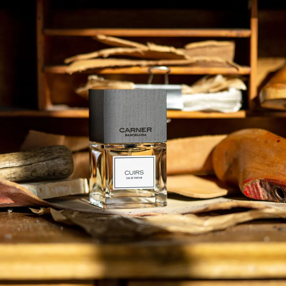 un parfum de niche cuiré et épicé de la maison espagnole CARNER BARCELONA, disponible dans la parfumerie de niche  KAMS PARIS