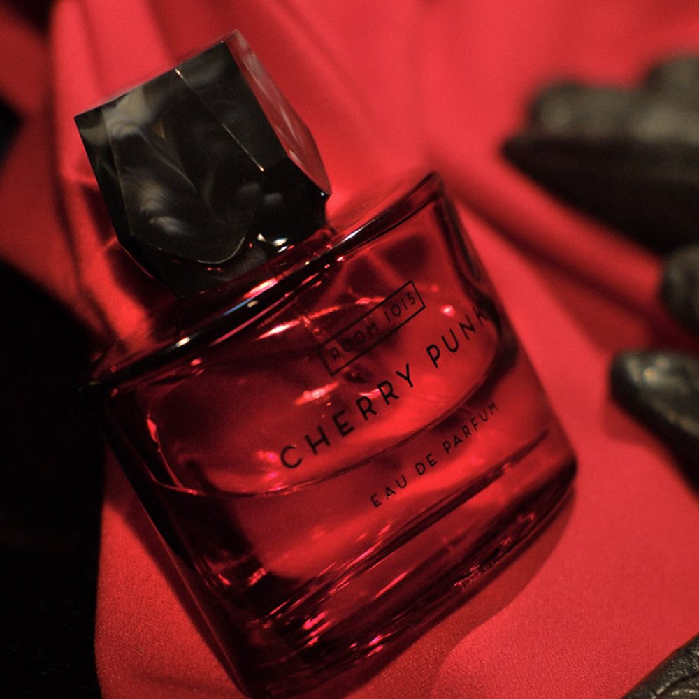 visuel lifestyle du parfum Cherry Punk de la marque ROOM1015