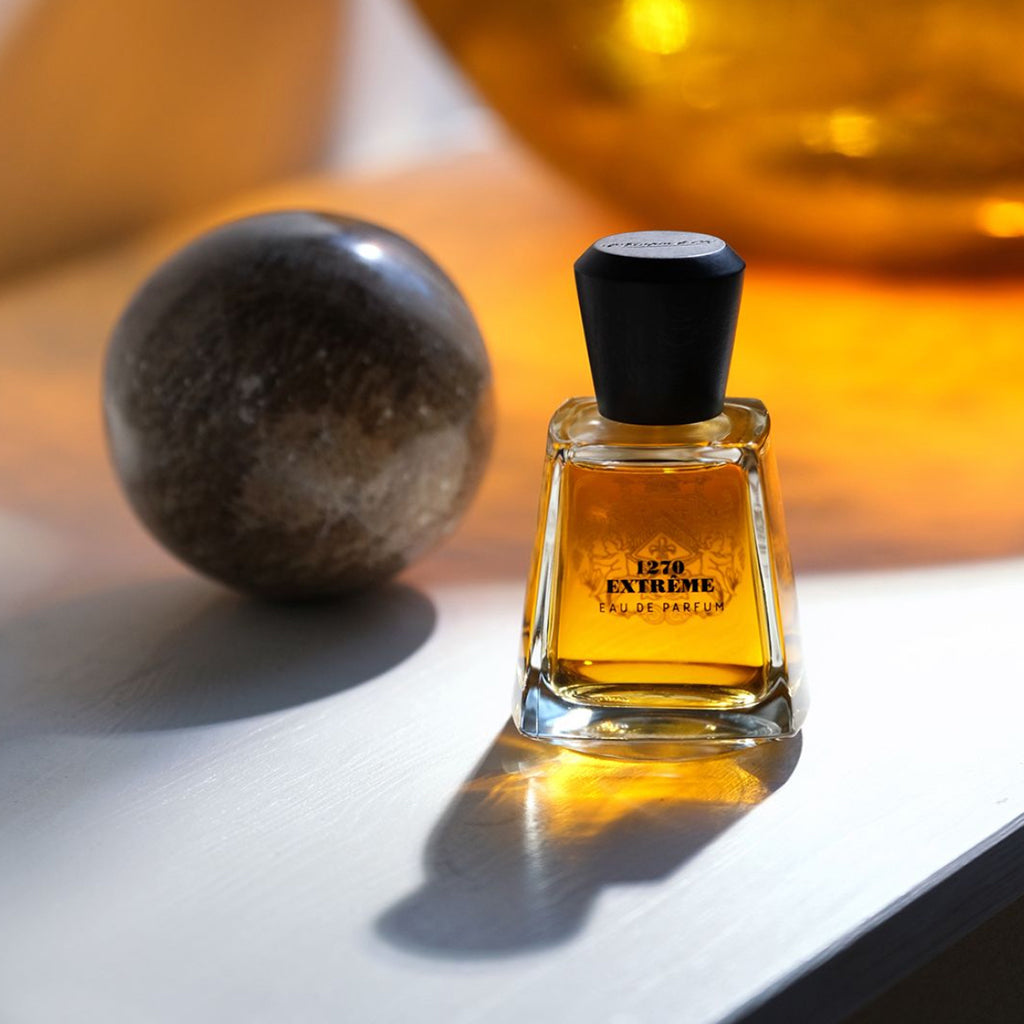 un parfum gourmand et mielleux enveloppé par des notes rondes et puissantes, pour femmes et hommes, disponible dans la parfumerie de niche KAMS PARIS 