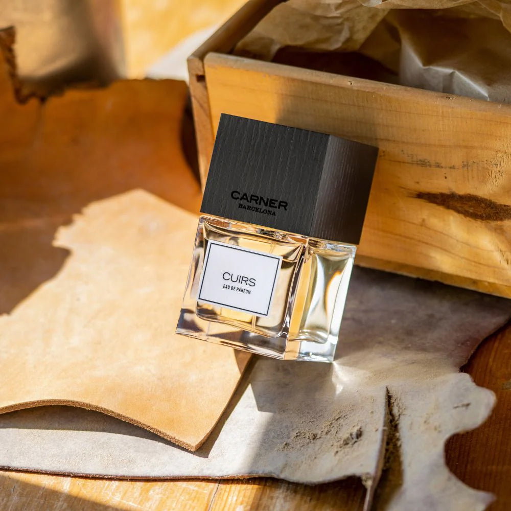 un parfum de niche cuiré et épicé de la maison espagnole CARNER BARCELONA, disponible dans la parfumerie de niche  KAMS PARIS