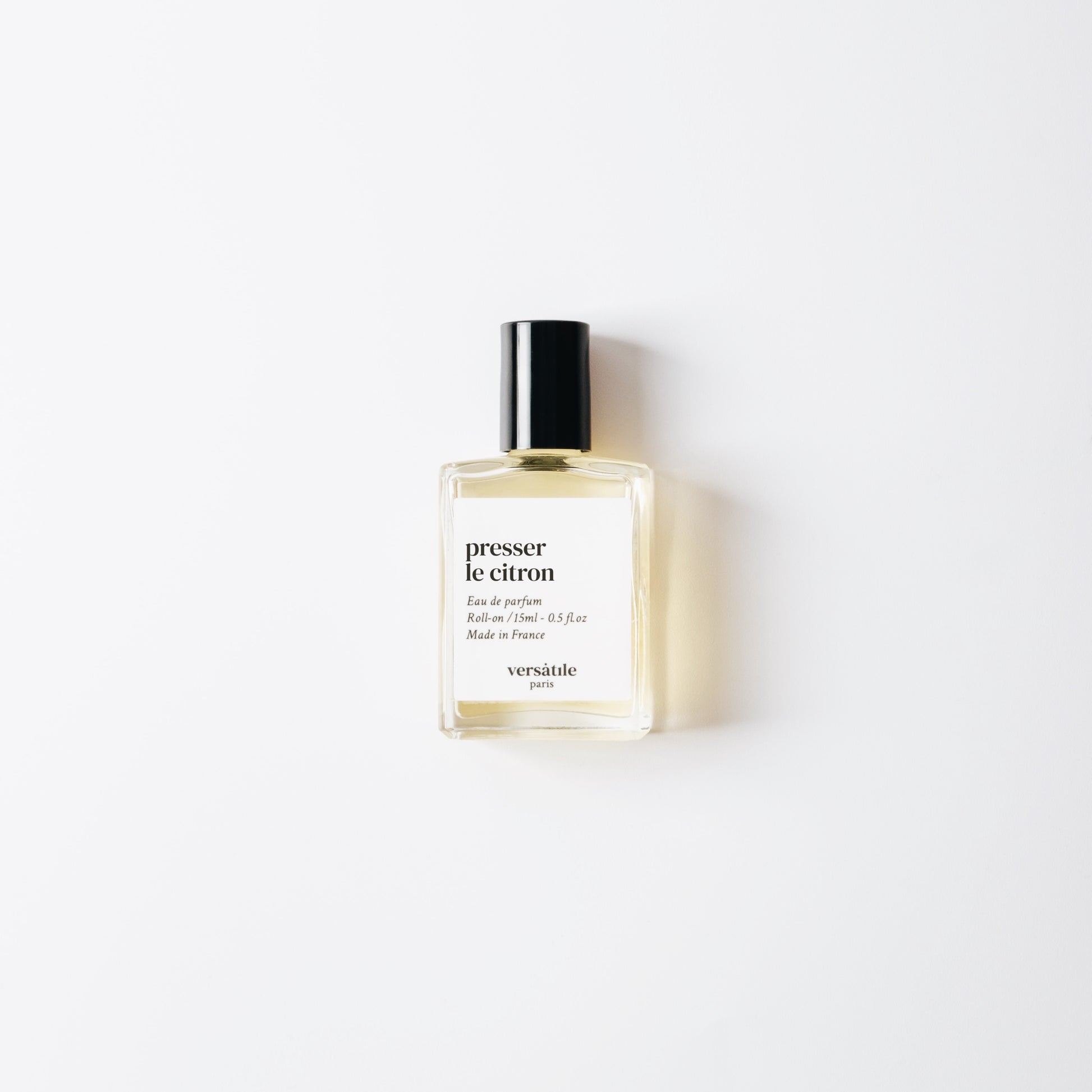 Presser le citron de la maison française VERSATILE, disponible dans la parfumerie de niche KAMS PARIS