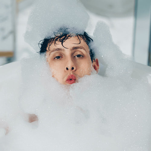 Yesterday, un parfum frais et aromatique s'inspirant d'une image des Beatles, rassemblés en toute décontraction dans la salle de bain d'un hôtel, en train de se raser et de savourer l'instant