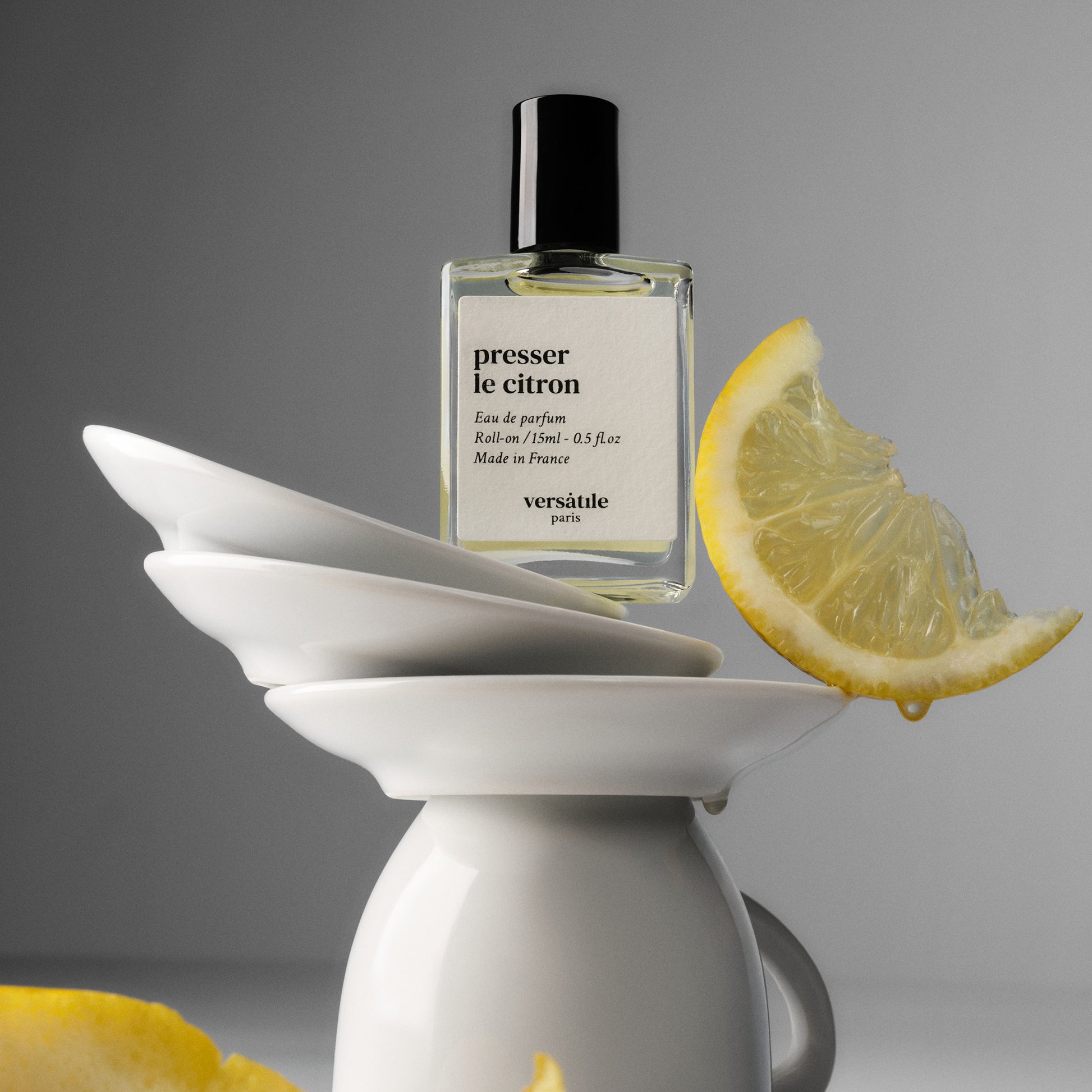Presser le citron de la maison française VERSATILE, disponible dans la parfumerie de niche KAMS PARIS